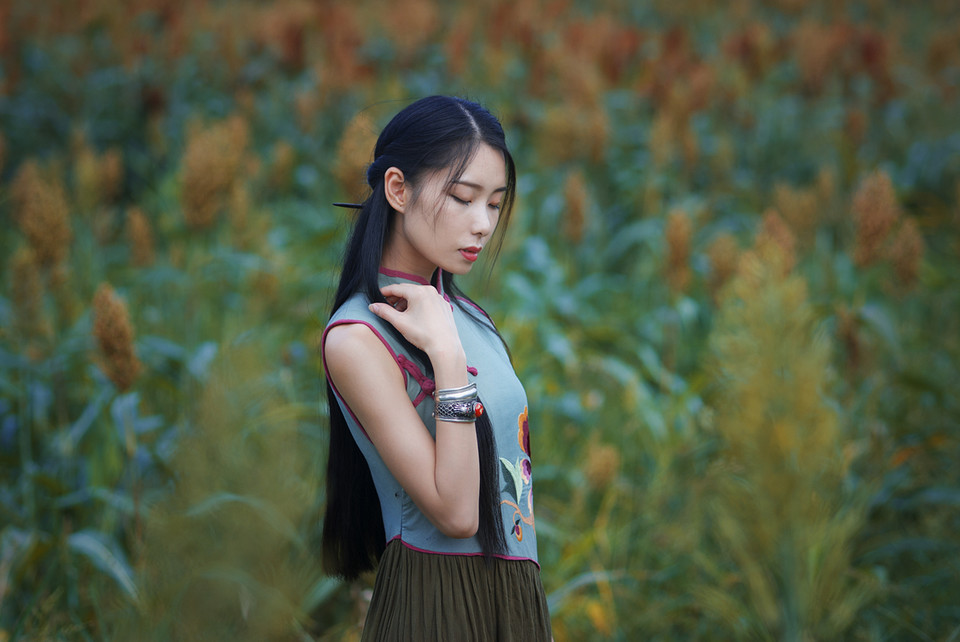 旗袍女子守望在这秋日季节