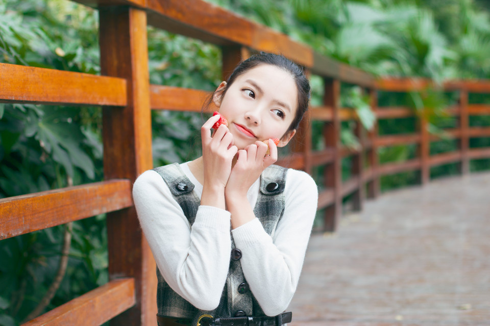 清纯美女户外甜美卖萌写真