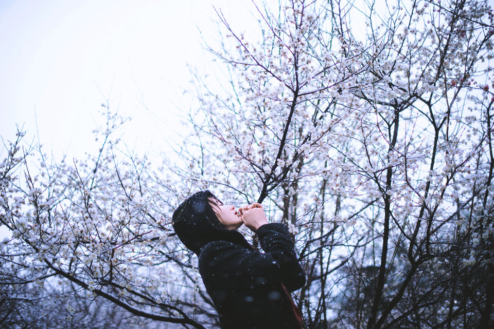 雪地上的清纯女子图片