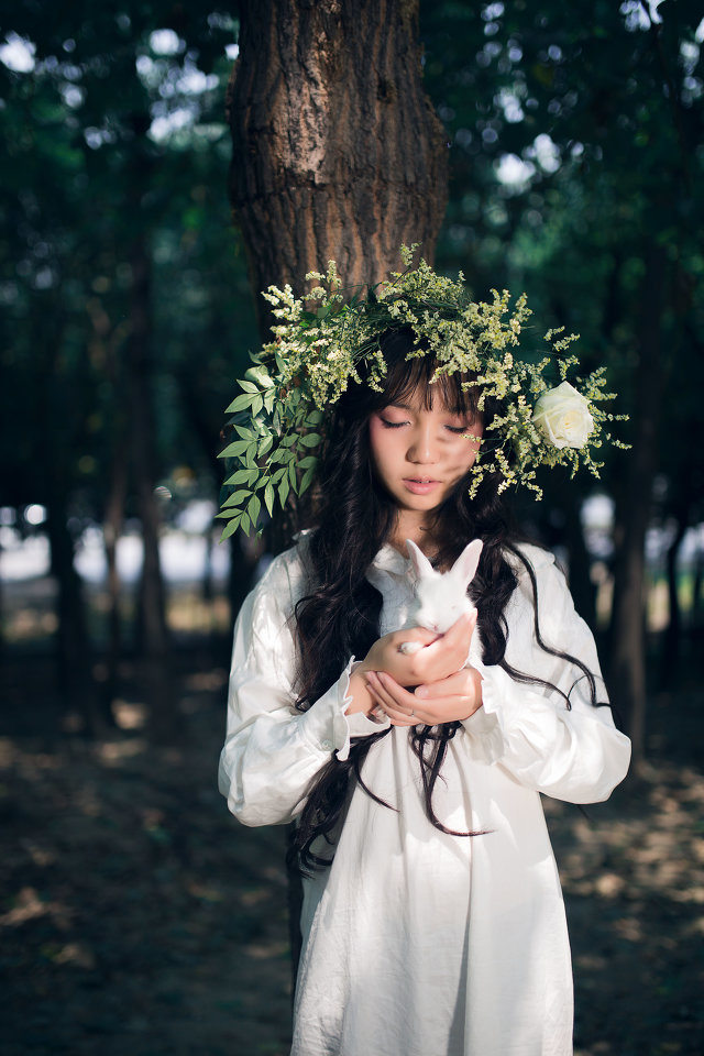 绿野森林的长裙女子