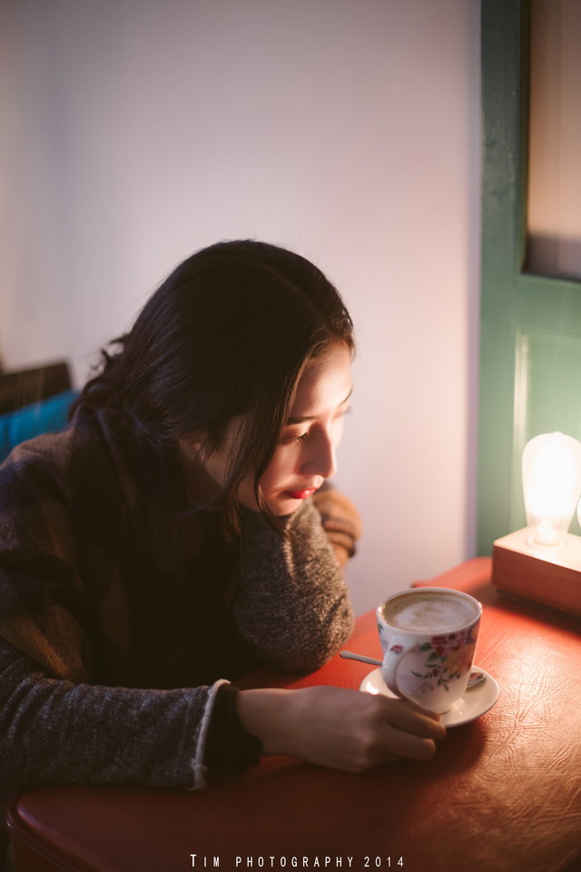 呆萌女子清纯迷人图