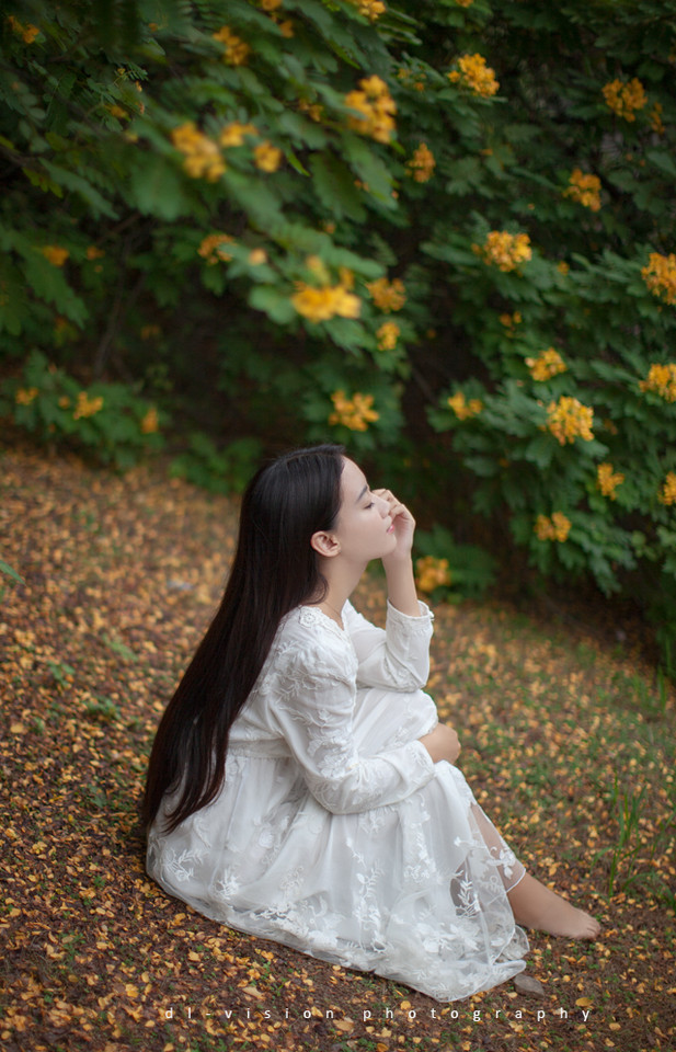 花丛中的白裙迷人少女