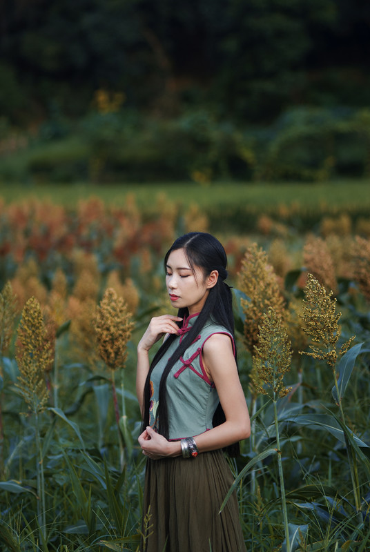 旗袍女子守望在这秋日季节