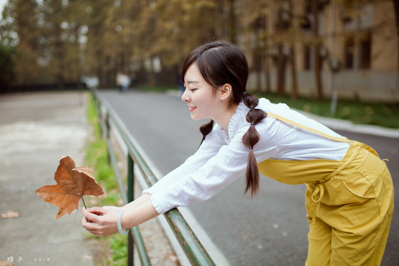 秋日清纯美女迷人图