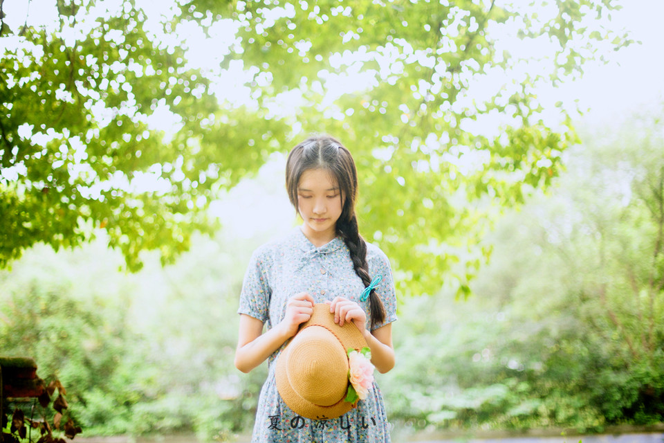 森林里面出现的碎花裙美少女